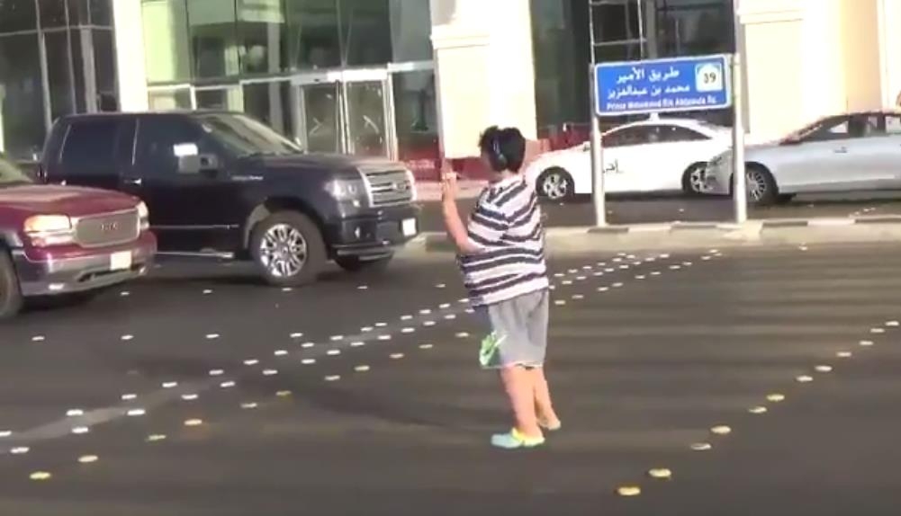 사우디 제다의 도로에서 춤추다 체포된 소년[유튜브]