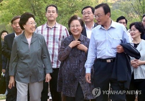 만기출소 한명숙 봉하마을 찾아…"사람사는 세상 만나 행복" - 1