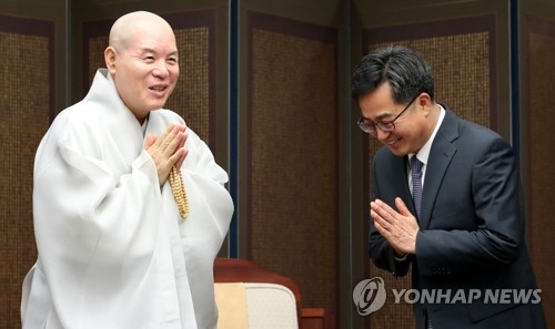 김동연, 조계종 총무원 예방…"종교별 과표기준 분리 없다" - 1
