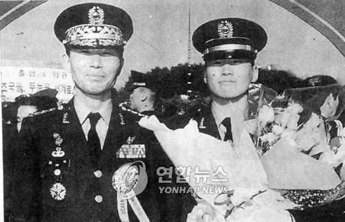 육사 임관식에서 아버지와 함께한 김훈 중위(오른쪽)
