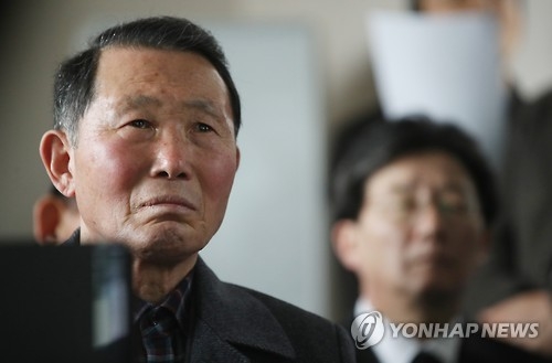 지난 2월 김훈 중위 추도 미사에 참석한 김척씨