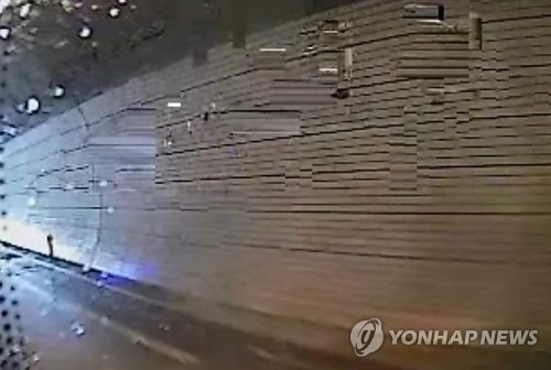 빗길에 요동치는 버스