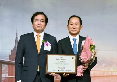 이기우 인천재능대 총장(오른쪽)