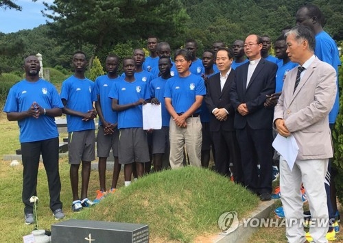 4일 이태석 신부 묘소를 참배하는 남수단 유소년축구대표팀