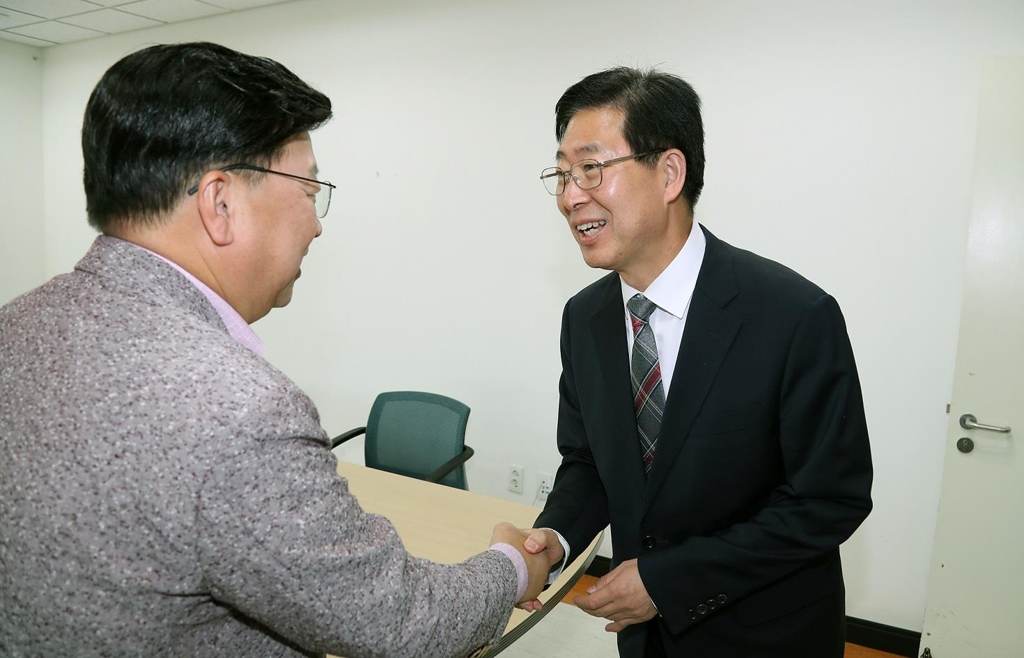 양승조(오른쪽) 국회 보건복지위원장 만난 권선택 대전시장