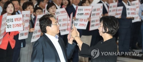 정기국회 사흘만에 파행…제1야당 한국당 '장외로' - 2