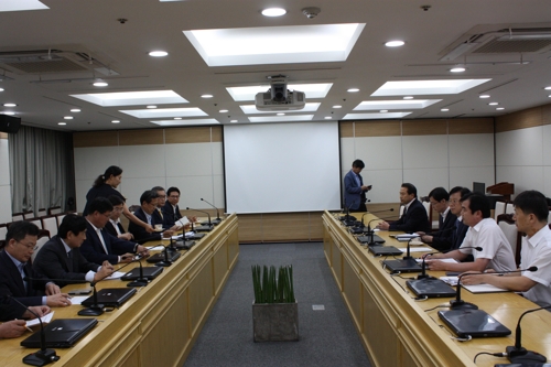 피투성이 여중생 사건 보고받는 자유한국당 의원들