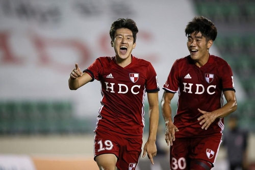 프로축구 K리그 챌린지 28라운드 MVP로 뽑힌 부산의 고경민(왼쪽)