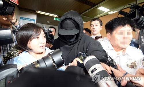 길의 법원가는 길 (서울=연합뉴스) 박동주 기자 = 두 번째 음주 운전으로 적발되어 재판에 넘겨진 가수 길(본명 길성준)씨가 6일 오전 서초구 서울중앙지법에서 열린 첫 공판에 출석하고 있다. 2017.9.6pdj6635@yna.co.kr