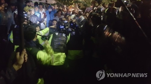 주민과 경찰 충돌(성주=연합뉴스) 손대성 기자 = 6일 밤 사드기지 입구인 경북 성주군 초전면 소성리 마을회관 앞에서 경찰이 이동하면서 주민과 충돌하고 있다. 2017.9.6 sds123@yna.co.kr