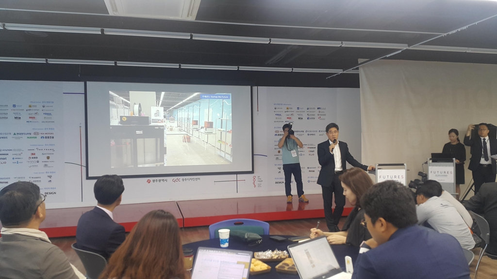 광주디자인비엔날레 설명하는 장동훈 총감독.