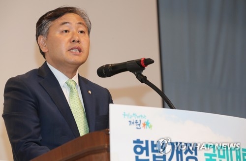 개회사 하는 김관영 개헌특위 간사(전주=연합뉴스) 임채두 기자 = 7일 오후 전주시 완산구 전북도청 4층 대회의실에서 열린 헌법개정 국민대토론회에서 김관영 국회 헌법개정특별위원회 간사가 발언하고 있다. 2017.9.7doo@yna.co.kr(끝)