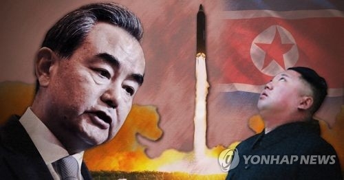 왕이 중국 외교부장(왼쪽)