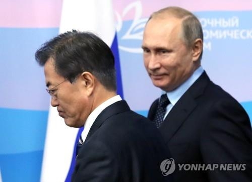 (블라디보스토크=연합뉴스) 문재인 대통령(왼쪽)과 블라디미르 푸틴 러시아 대통령이 6일 오후(현지시간) 러시아 블라디보스토크 극동연방대학교에 마련된 언론발표장에서 공동언론발표를 하기 위해 입장하고 있다.