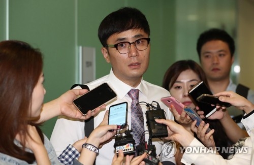 취재진과 인터뷰하는 이성호 롯데소액주주모임 대표