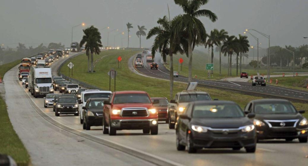 플로리다 마이애미-데이드에서 빠져나오는 대피 차량 