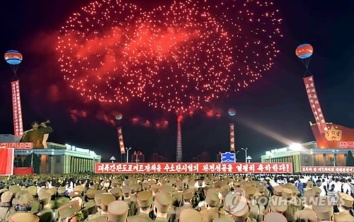 (평양 AFP/조선중앙통신=연합뉴스) 6일 밤 북한 평양 김일성광장에서 6차 핵실험 성공 축하 군중집회 참석자들이 불꽃놀이를 지켜보고 있다.bulls@yna.co.kr