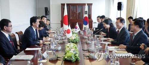 한-일 정상 '웃음'