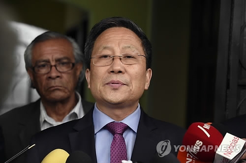 취재진의 질문에 답하는 김형길 주 멕시코 북한대사