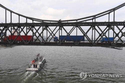 北신의주서 中단둥으로 향하는 무역차량 [AFP=연합뉴스 자료사진]