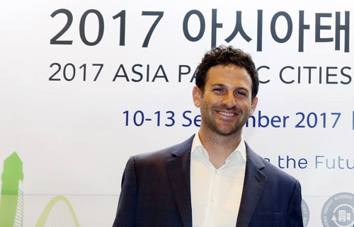 대전서 기자 회견하는 재러드 코언 직소 대표