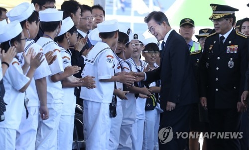 해양소년단 환영받는 문 대통령