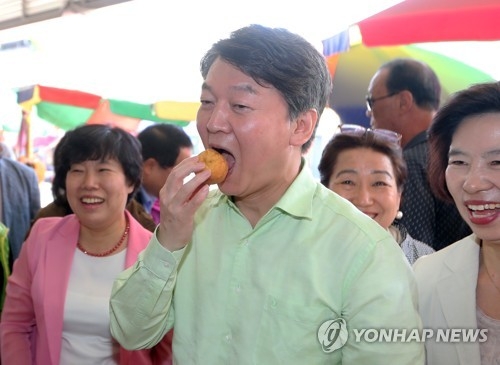 안철수 전통시장서 도넛 시식