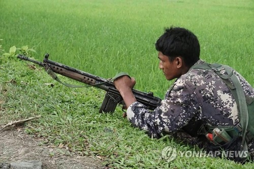 소총으로 무장한 미얀마 경찰대원[AFP=연합뉴스 자료사진]