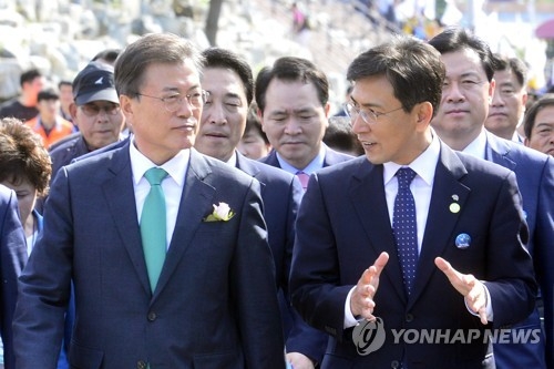 안희정 충남지사와 이야기 나누는 문재인 대통령