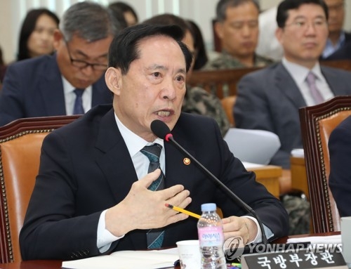 답변하는 국방부 장관