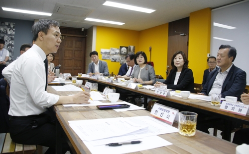 전북지역 대학 관계자들과 혁신도시 인재채용에 대해 논의하는 김승수 시장(왼쪽)