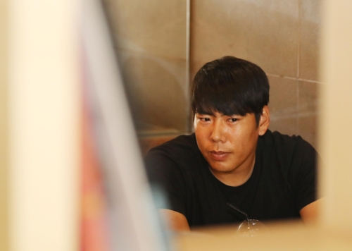 어두운 표정의 강정호