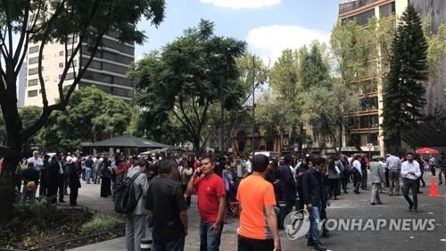 지진에 놀라 뛰쳐나온 멕시코시티 시민들