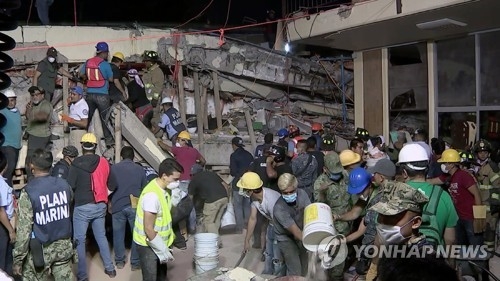 멕시코시티 초등학교 붕괴 현장에서 구조작업을 진행하는 모습