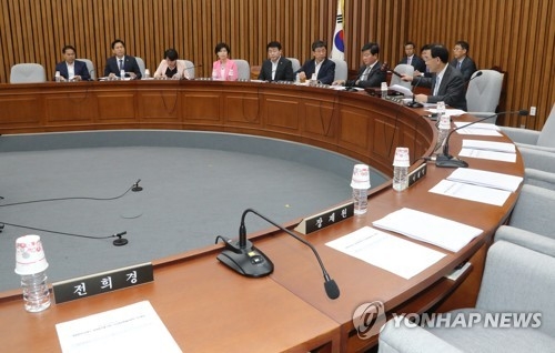 국회, 김명수 심사경과보고서 채택…내일 인준표결 '호재'(종합) - 1