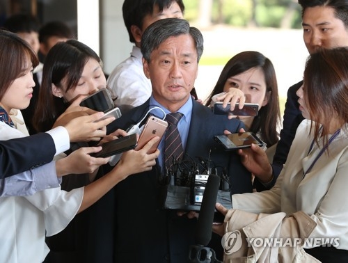 '댓글공작' 이종명 전 국정원 3차장 검찰 출석