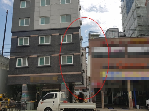 건물이 기울면서 건물 간격이 넓어지고 있다