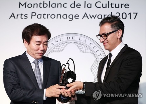 (서울=연합뉴스) 이재희 기자 = 26일 오전 서울 종로구 가나아트센터에서 열린 '제26회 몽블랑 문화예술 후원자상 시상식'에서 샘 바더윌 몽블랑문화재단 공동 이사장(오른쪽)이 한국 수상자인 이호재 가나아트·서울옥션 회장에게 상패를 수여하고 있다. 2017.9.26 scape@yna.co.kr