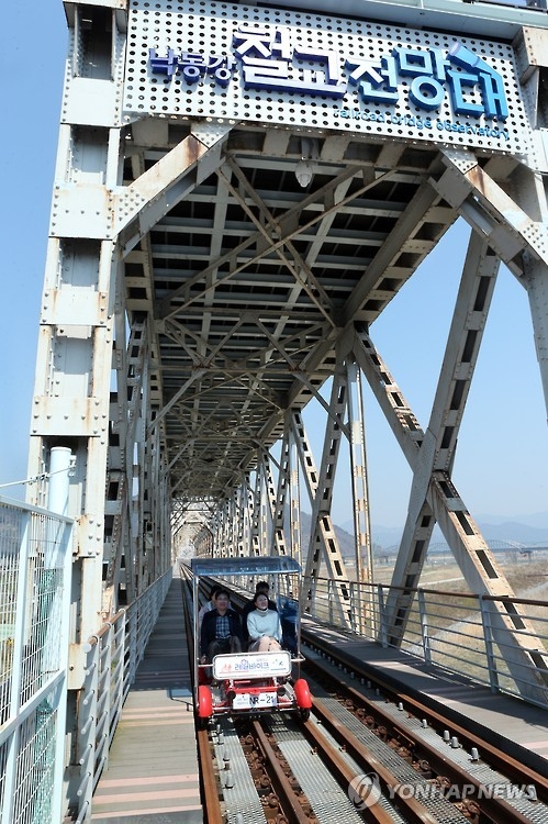 낙동강 철교 위를 달리는 레일파크