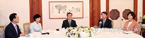 文대통령-여야 4당대표 靑만찬회동 종료…2시간15분 진행 - 1