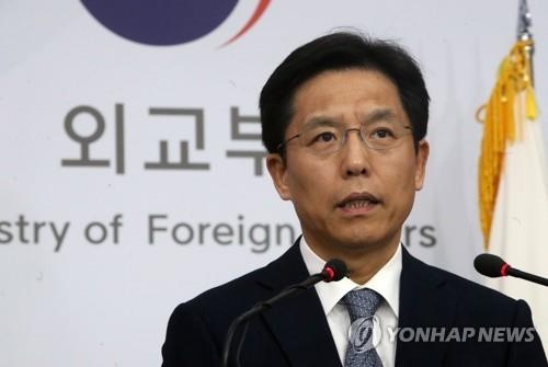 브리핑하는 노규덕 외교부 대변인(서울=연합뉴스) 김승두 기자 = 노규덕 외교부 대변인이 28일 서울 도렴동 외교부 청사에서 브리핑을 하고 있다. 2017.9.28