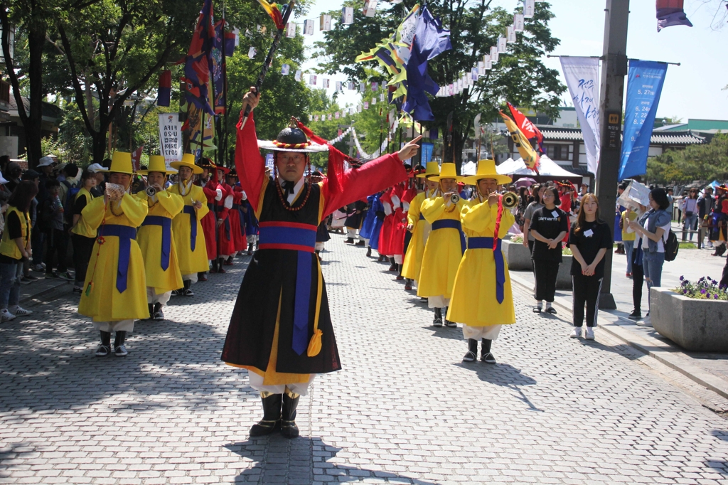 전주 경기전 수문장 "물러갑니다"…올해 교대의식 폐막 - 2
