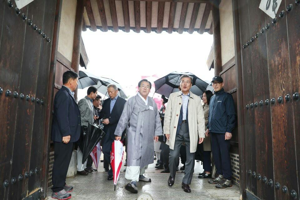 文대통령, 안동 하회마을 방문…취임후 첫 TK 行 - 1
