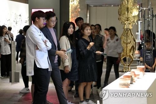 청주공예비엔날레 흥행 예감…추석연휴 10만명 찾아 - 1