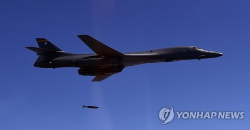 폭탄 투하하는 B-1B[연합뉴스 자료사진]
