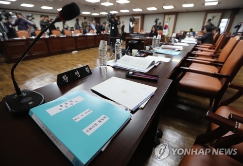 경찰청 국감 정회(서울=연합뉴스) 한종찬 기자 = 13일 서울 서대문구 경찰청에서 열린 행정안전위원회의 경찰청 국정감사에서경찰개혁위원회의 녹취록 제출을 둘러싼 여야간 공방 끝에 정회됐다. 사진은 정회 직후 야당의 빈자리. 2017.10.13saba@yna.co.kr(끝)