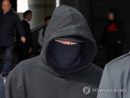 법원 나서는 길 (서울=연합뉴스) 박동주 기자 = 음주 운전으로 적발된 가수 길(본명 길성준)씨가 13일 오후 서초구 서울중앙지법에서 열린 선고공판을 마치고 밖으로 나서고 있다. 이날 길은 징역 6개월에 집행유예 2년, 80시간의 사회봉사 명령을 선고받았다. 2017.10.13pdj6635@yna.co.kr