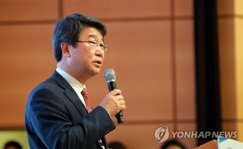인사하는 김지형 공론화위원장