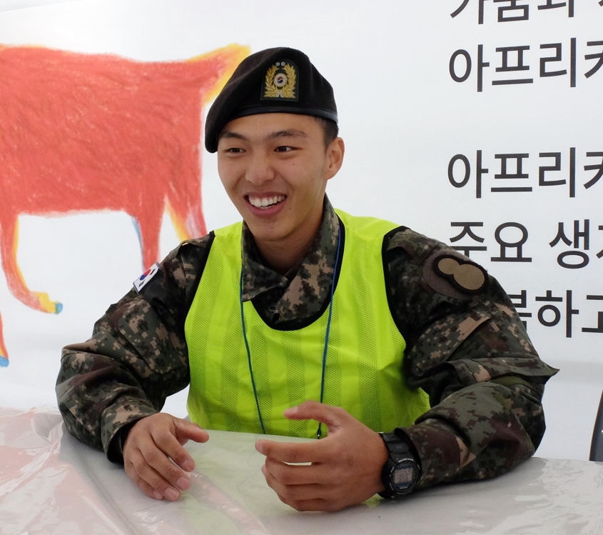 세이브더칠드런·연합뉴스 주최 국제어린이마라톤에 자원봉사자로 참여한 하경수 상병이 연합뉴스의 인터뷰에 응하고 있다.