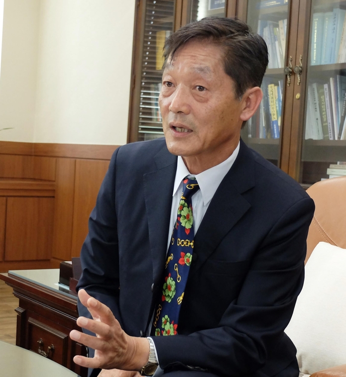한우성 신임 재외동포재단 이사장은 24일 인터뷰에서 "모국과 동포사회 간 동반성장을 위해 재단 역량을 집중하겠다"고 포부를 밝혔다.